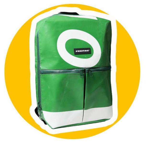 Freitag Rucksack auf gelbem Hintergrund