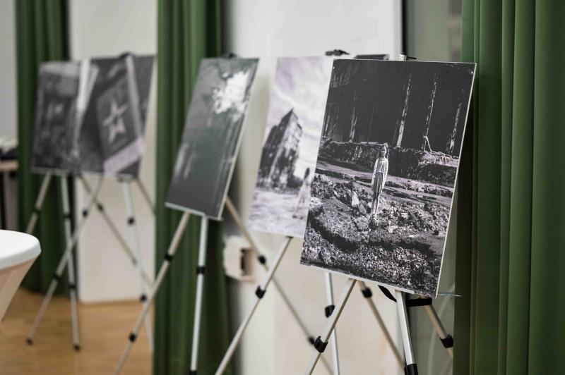 Bilder auf Staffeleien in schwarz-weiß