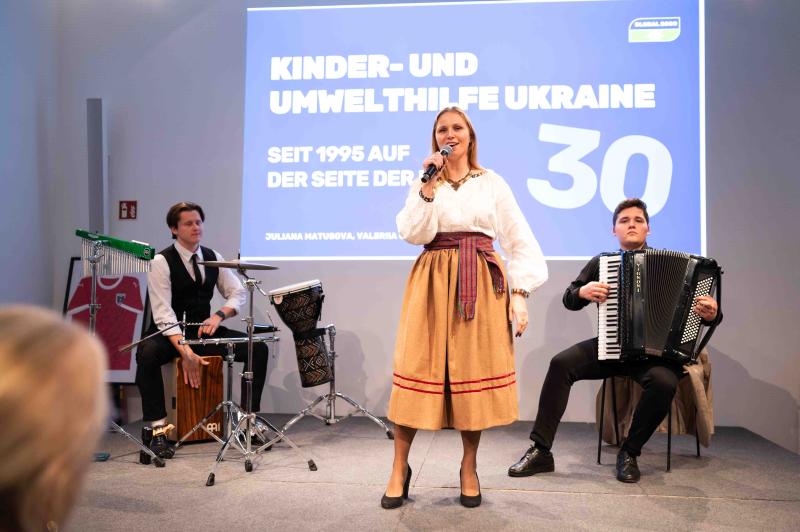 Ukrainische Musikgruppe mit Frau als Sängerin