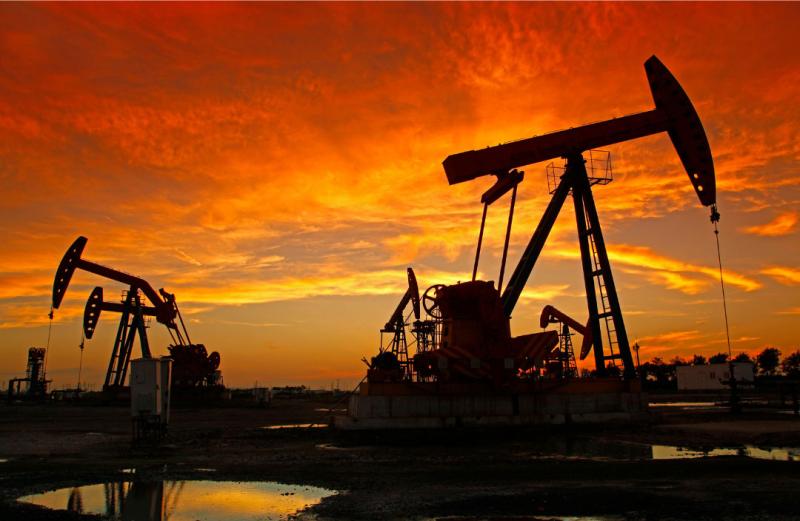 Erdöl Abbau im Sonnenuntergang vor rotem Himmel