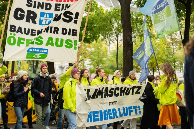 GLOBAL 2000 auf dem Klimastreik mit Bannern