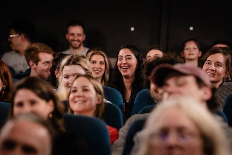 Kinosaal mit lachenden Gesichtern