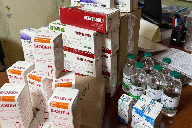 Medikamente in Schachteln aufgetürmt auf Schreibtisch