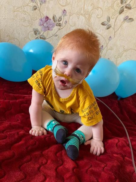 Ukrainisches Kind mit roten Haaren bekommt Sauerstoffzufuhr