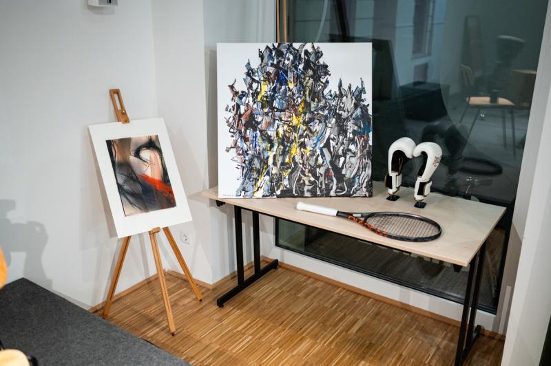 Kunstwerke in Ausstellungsraum von der 30 Jahre Jubiläums Charity