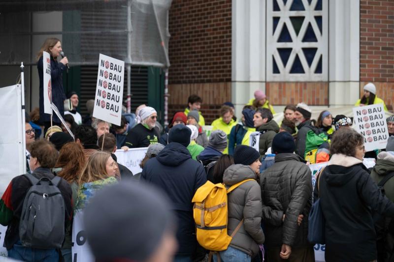 Menschenmenge vor dem Verkehrsamt mit Lobau-Protest-Schildern