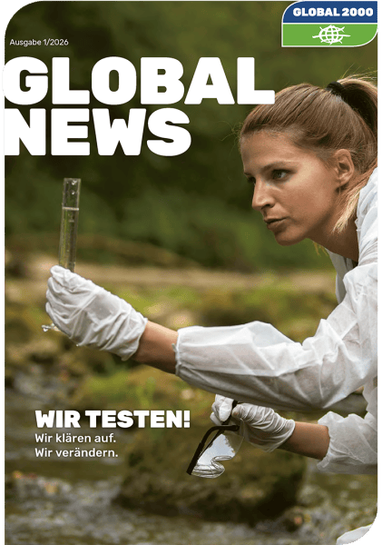 Titelseite GLOBAL NEWS Ausgabe 1/2026 mit Person in Schutzanzug, die ein Reagenzglas hält