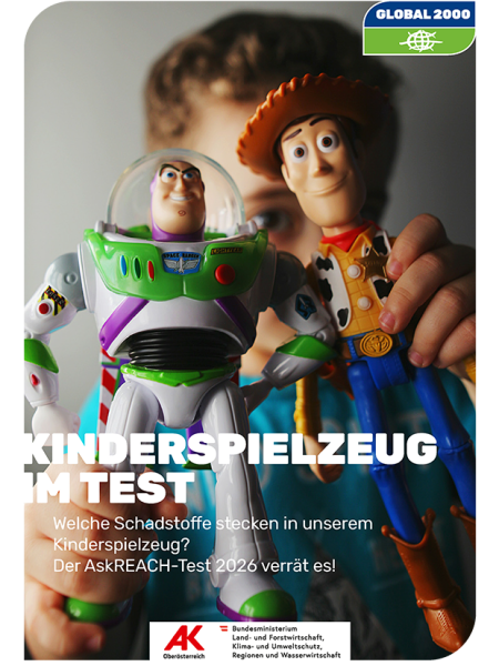 Cover des neuen GLOBAL 2000 Tests „Kinderspielzeug im Test“ mit Spielzeugfiguren und Text „Welche Schadstoffe stecken in unserem Kinderspielzeug? Der AskREACH-Test 2026 verrät es!“