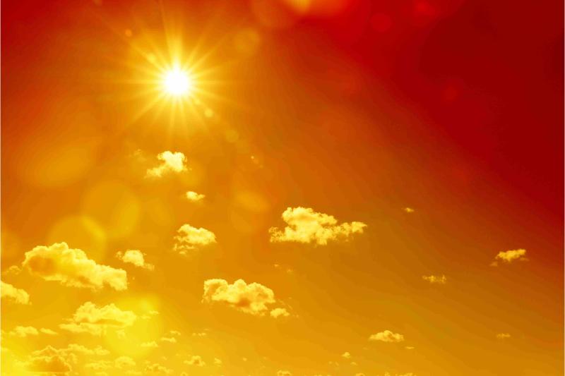 Sonne scheint auf einem rot-orange glühenden Himmel mit ein paar Wolken