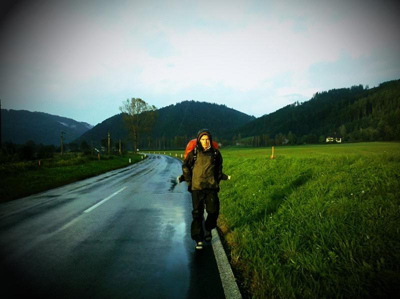 Weltwanderer auf Straße