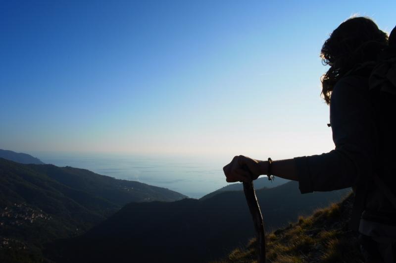 Weltwanderer blickt von Berg hinab aufs Meer