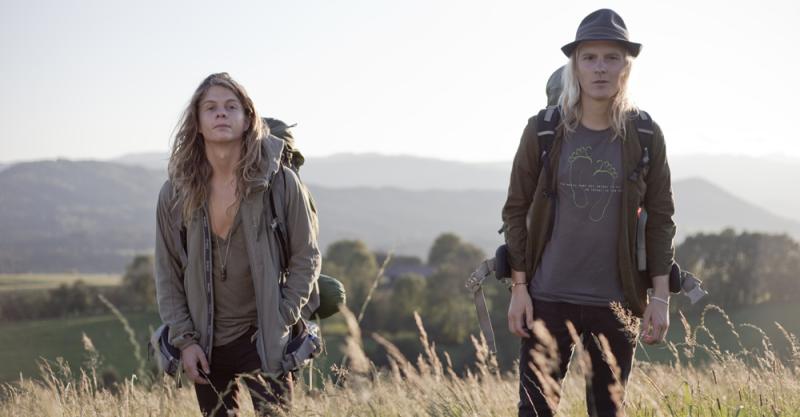 ein Portrait von Marvin Fritz und Rowin Höfer in der Natur