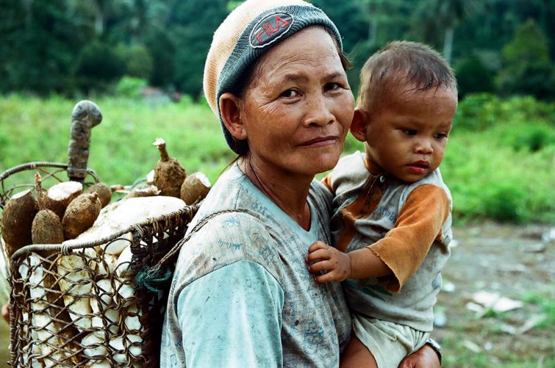 Indigene Frau mit Kind am Arm in Indonesien