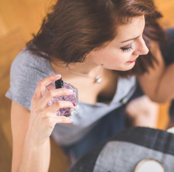 Kosmetik-Check 2014: Parfums Frau besprüht sich mit Parfum