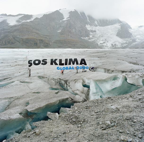 SOS Klima Banner am Großglockner Gletscher SOS Klima Banner am Großglockner Gletscher
