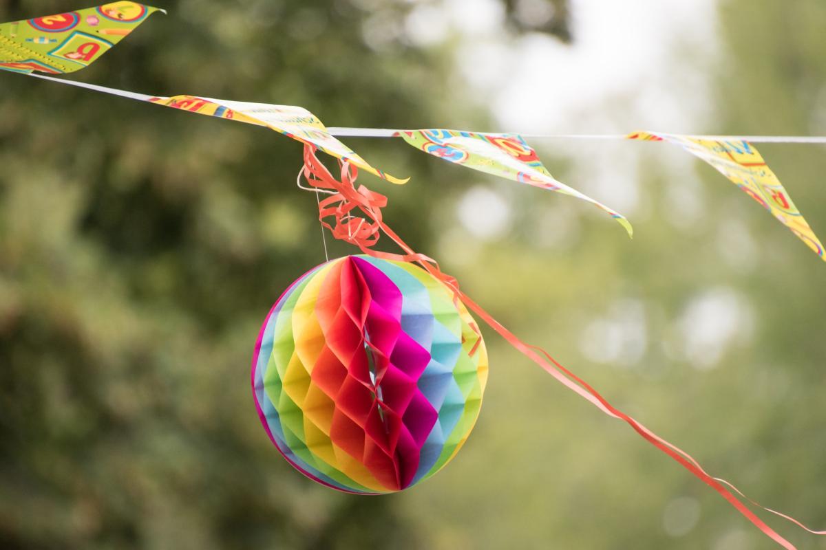 Wimpel-Girlande und Lampion im Grünen