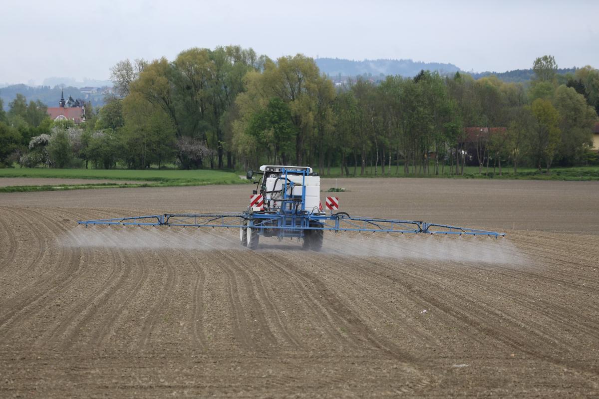 Traktor spritzt Pestizide