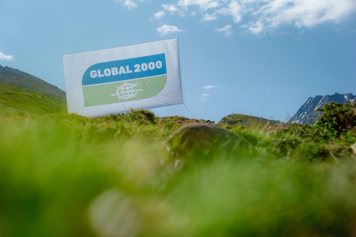 GLOBAL 2000 Logo auf einem Banner im Platzertal