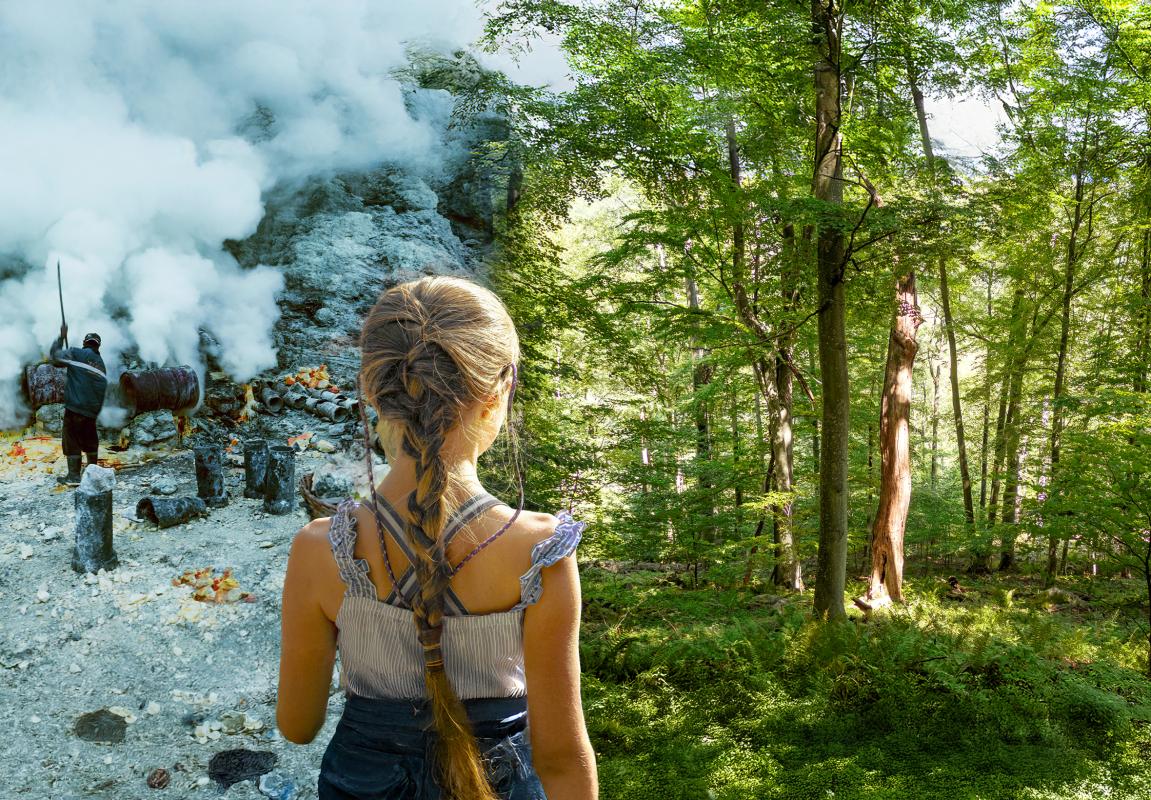 Kind steht in der Mitte von Hinten sichtbar. Bild in zwei geteilt: rechts ein warmes Bild eines Waldes, links ein Arbeiter beim Schwefelabbau mit Rauchentwicklung, sehr düster.