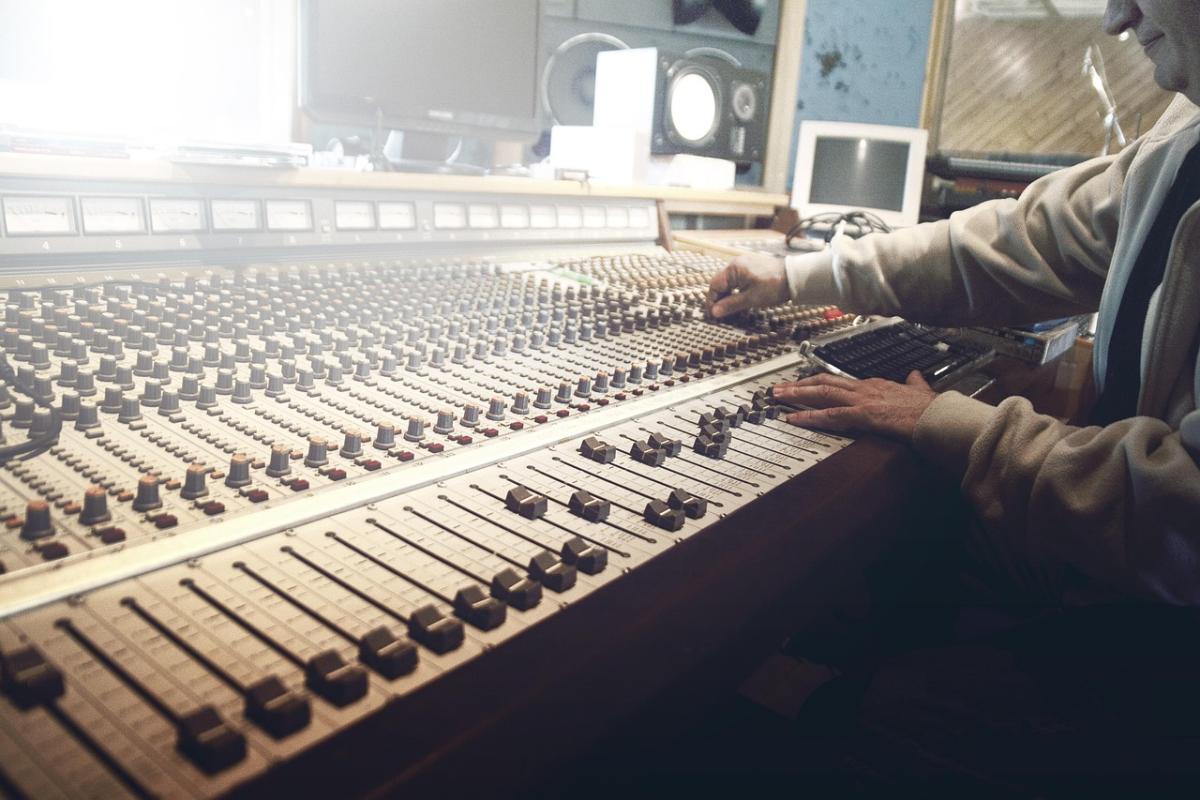 Mischpult in einem Tonstudio