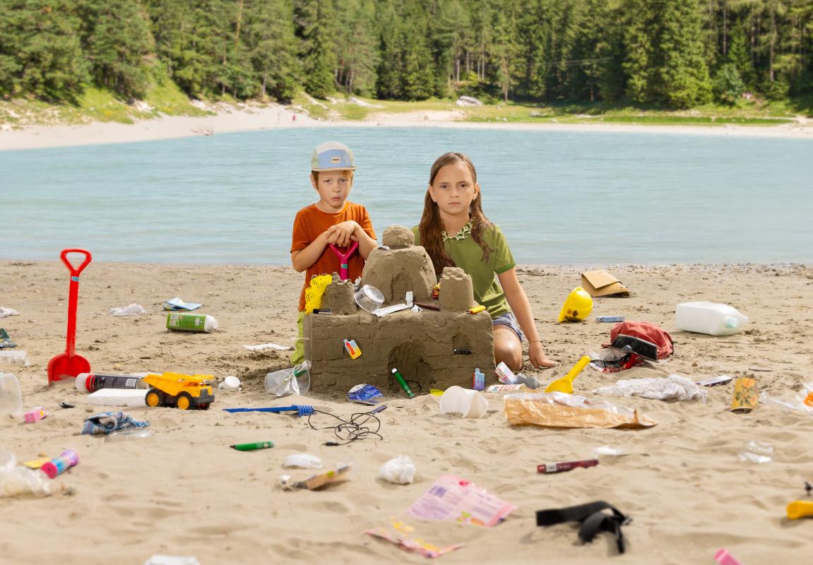 Sujet Müll-Kampagne GLOBAL 2000, 2 Kinder bauen Sandburg mit Müll drin