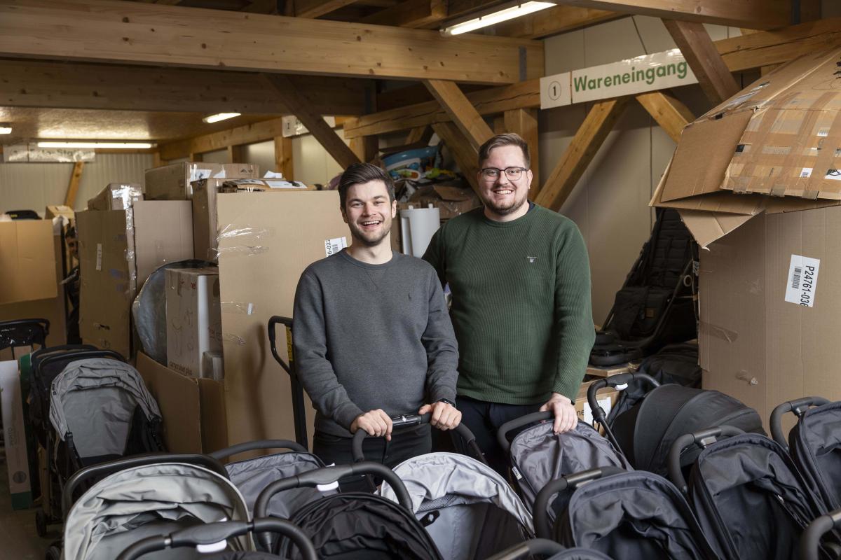 Geschäftsführer von byeagain mit Kinderwägen im Lager