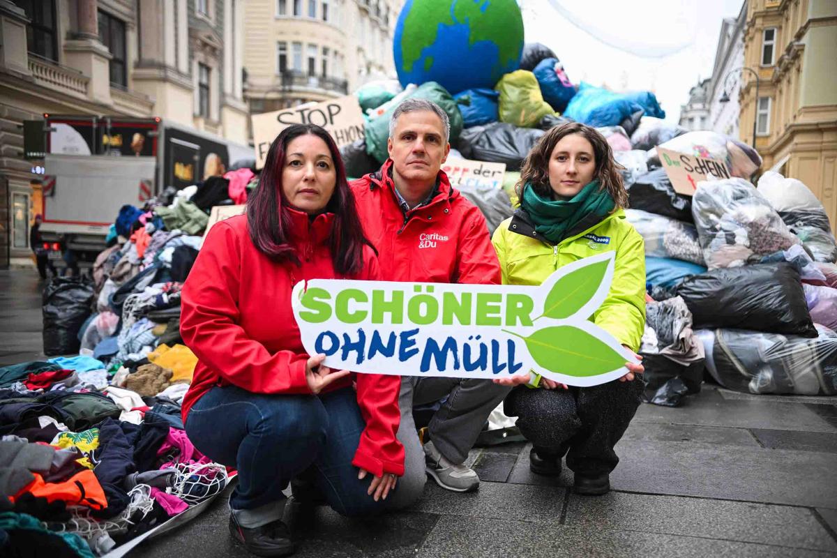 Anna Leitner von GLOBAL 2000 und Vertreter:innen von Volkshilfe und Caritas bei Aktion