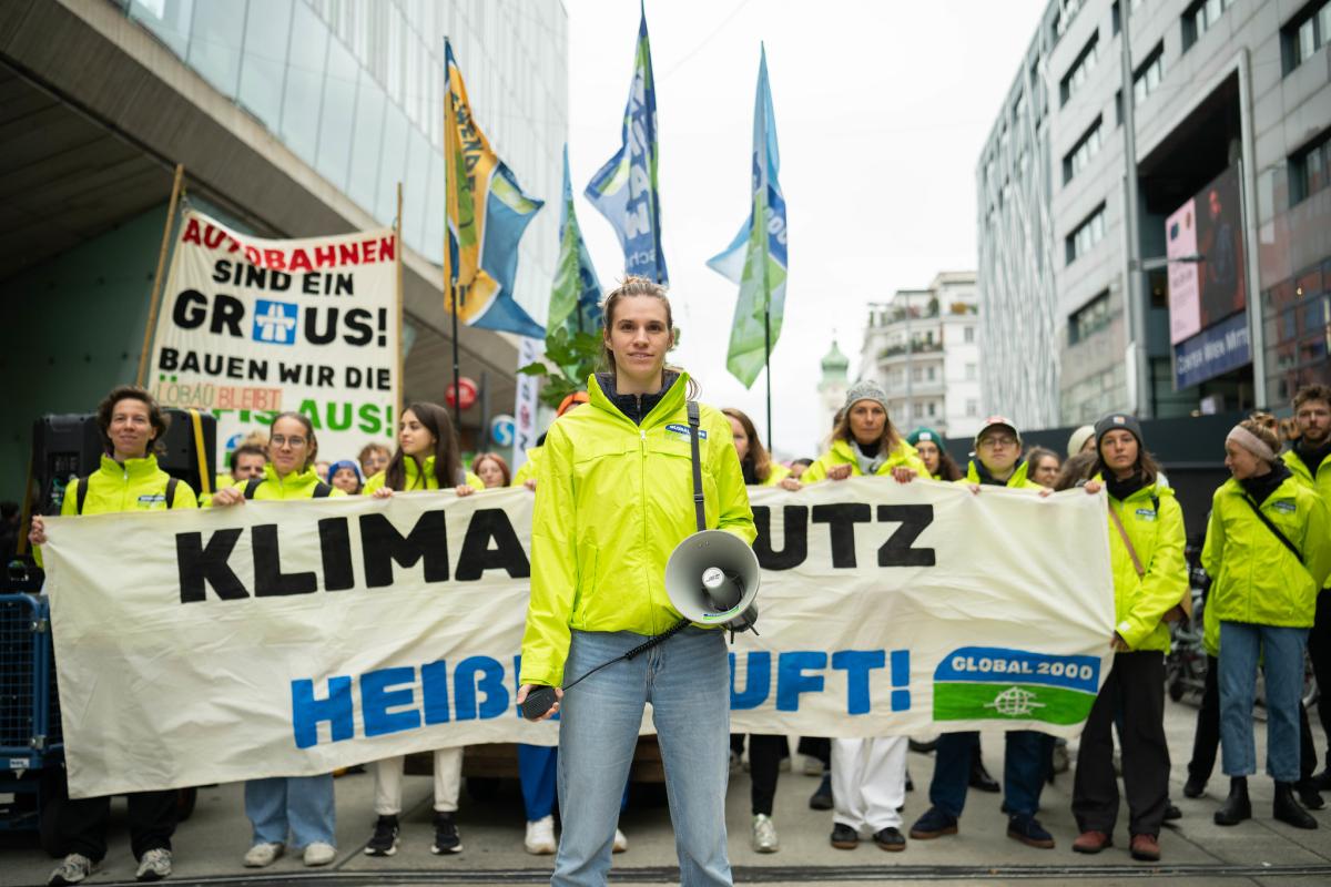 Aktivist:innen von GLOBAL 2000 bei Demo mit Banner „Klimaheizungsluft Heißluft“