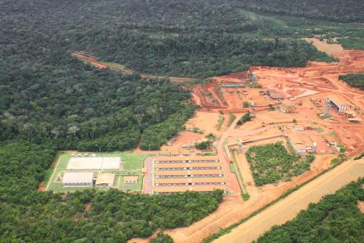 Bauxitmine Brasilien (c) Carlos Penteado / Comissão Pró-Índiode SãoPaulo Bauxitmine Brasilien (c) Carlos Penteado / Comissão Pró-Índiode SãoPaulo