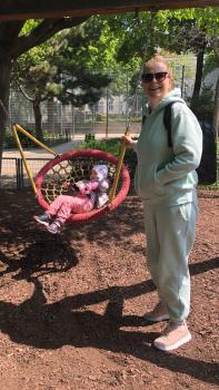 Mascha Hotenko mit ihrer Mutter nach der Behandlung im St. Anna Kinderspital