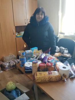 Frau mit Essen am Tisch