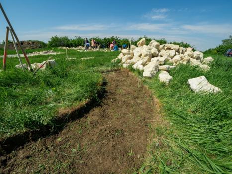 Vorbereitung des Fundaments für eine Trockensteinmauer