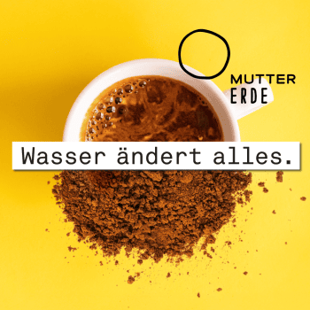 Gegenüberstellung von frischgebrühtem Kaffee und trockenem Kaffeepulver