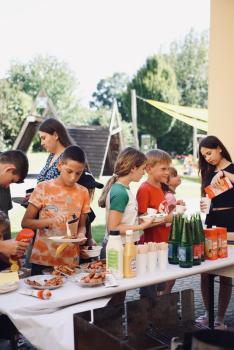 Kinder am Buffet