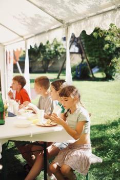 Kinder essen Gegrilltes