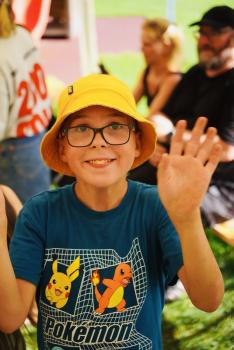 Kind aus Ukraine winkt in Kamera