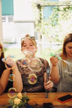 Kinder beim Seifenblasen