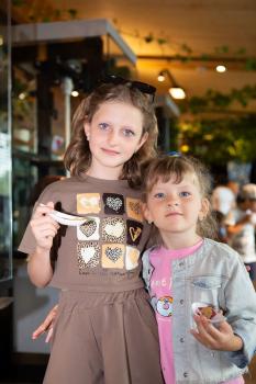 2 ukrainische Kinder lächeln in Kamera