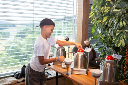 Bub in Zotterfabrik nimmt sich Schokolade