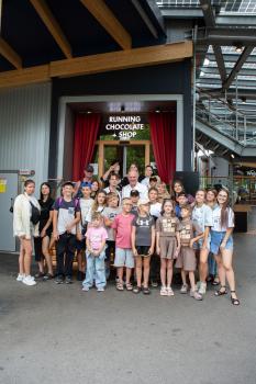 Gruppenfoto der Kinder vor der Zotter Schokoladenfabrik