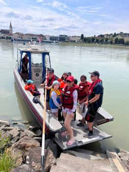 Kinder steigen auf ein Boot