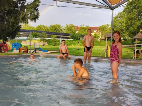 Kinder in Schwimmbecken