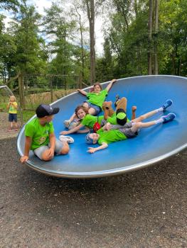 Kinder in grünen Shirts spielen im Park