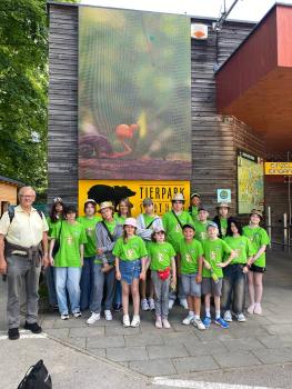 Gruppenfoto der ukrainischen Kinder in grünen Shirts