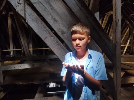 Bub schaut auf Licht in seiner Hand