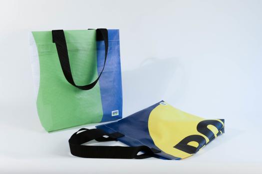 2 Upcycling-Tragetaschen aus Bannern
