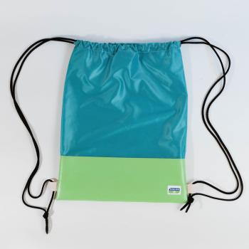 blau grüner Upcycling-Rucksack