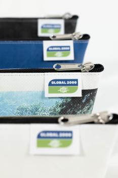 Upcycling Tascherl in einer Reihe mit GLOBAL 2000 Logo