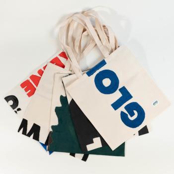 mehrere Upcycling-Stofftragetaschen aus Bannern