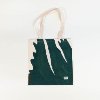 schwarz-weiße Upcycling-Stofftragetasche aus Bannern